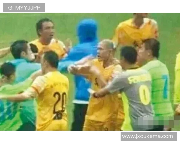 足球明星齐聚一堂精彩瞬间大合影全景展示让你领略球场魅力与友谊