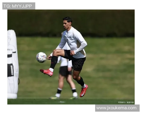 足球明星与时尚西装的完美融合展现运动魅力与优雅风范 足球明星与时尚西装的完美融合展现运动魅力与优雅风范